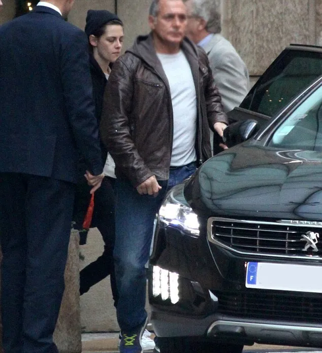 Kristen Stewart tampil tanpa make up © Splashnews.com