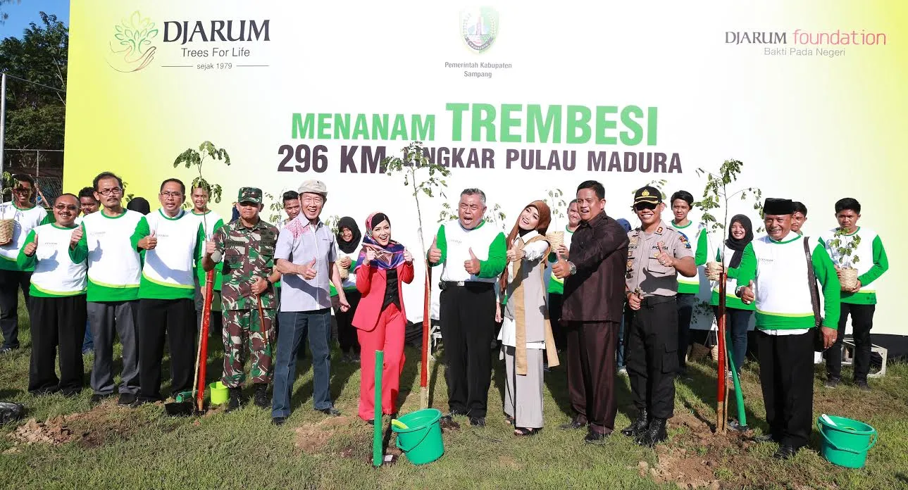 Kegiatan menanam pohon ini dapat memberikan keuntungan bagi generasi 10 tahun mendatang © KapanLagi.com/Muhammad Akrom Sukarya