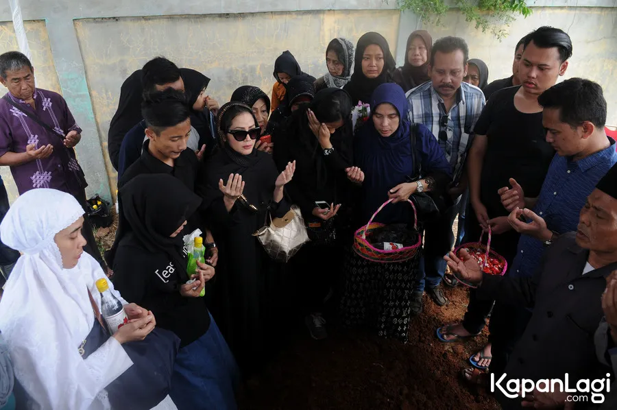 Pemakaman ibunda Kristina yang bernama Dariyah. ©KapanLagi.com/Bayu Herdianto