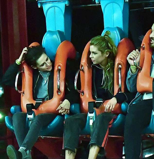 Kristen dan Stella naik rollercoaster © via dialymail.co.uk