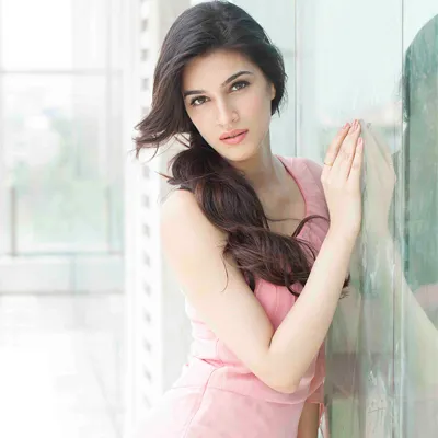 Kriti Shanon menyebut Shahrukh sebagai produser yang boros. ©dnaindia
