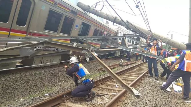 Tiang listrik timpa gerbong KRL (Liputan6.com/Achmad Sudarno)