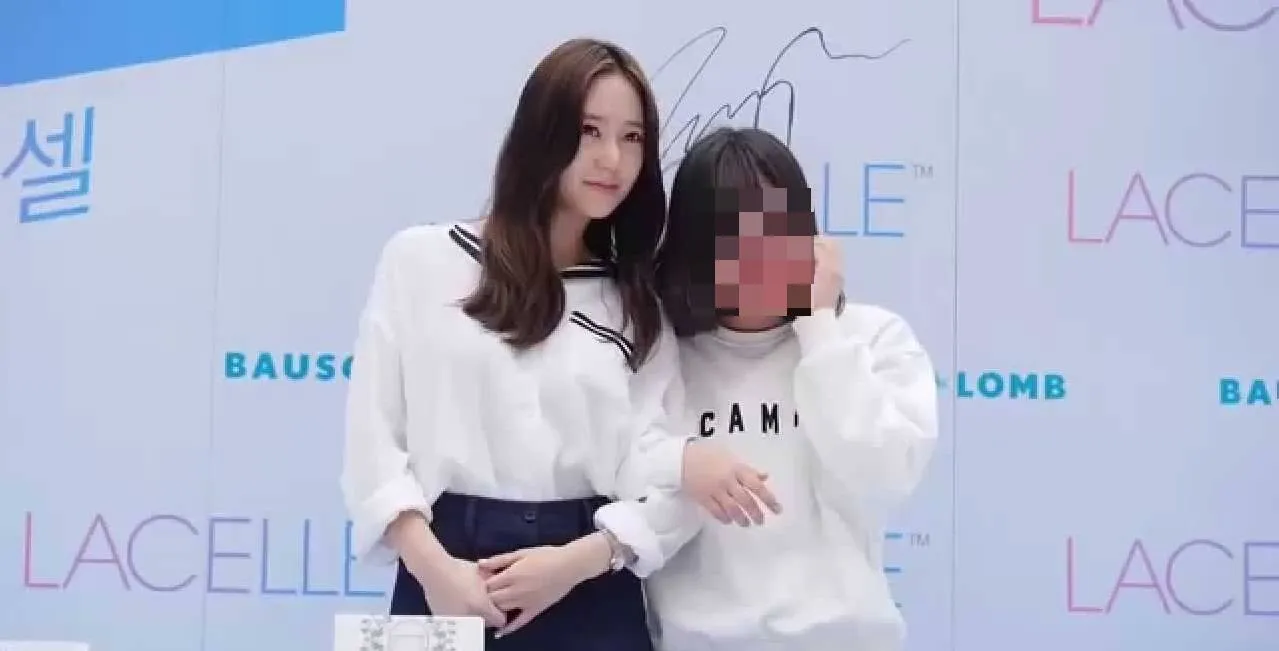 Krystal f(x) yang membuktikan jika kecantikan hatinya bak malaikat. ©koreaboo.com