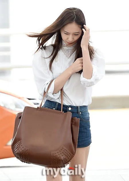 Penampilan terbaru Krystal f(x) di bandara yang banjir kritikan dari netizen. ©MyDaily