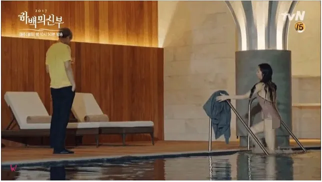 Penampilan Krystal mengenakan pakaian renang dalam BRIDE OF THE WATER GOD. © tvN