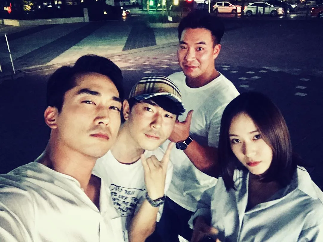 Song Seung Hoon berbagi foto bareng Krystal dan Lee Si Eon. © soompi.com