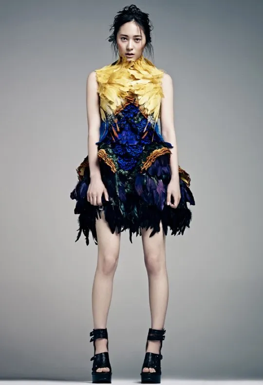 Krystal memesan gaun bulu kepada desainer Project Runway Korea. ©soompi.com