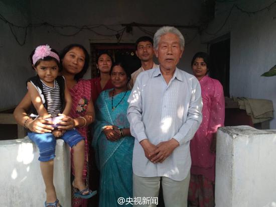 Wang Qi bersama keluarganya yang tinggal di India © shanghaiist