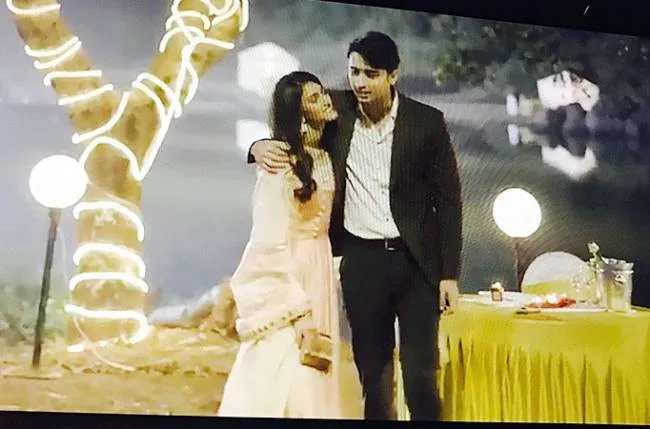 Dev dan Sona kencan diam-diam di resort ©tellychakkar