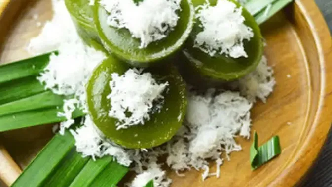 Kue Lumpang Ijo Kukus/Pandan Sticky Rice Cakes (Credit: Jaja Bakes)