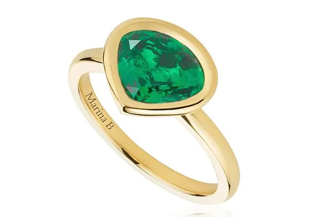 Inilah cincin emerald yang dijual Mila @ dailymail.co.uk/Marina B