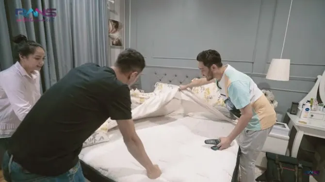 Bercak ompol Syahnaz (credit: rans entertainment YouTube channel)