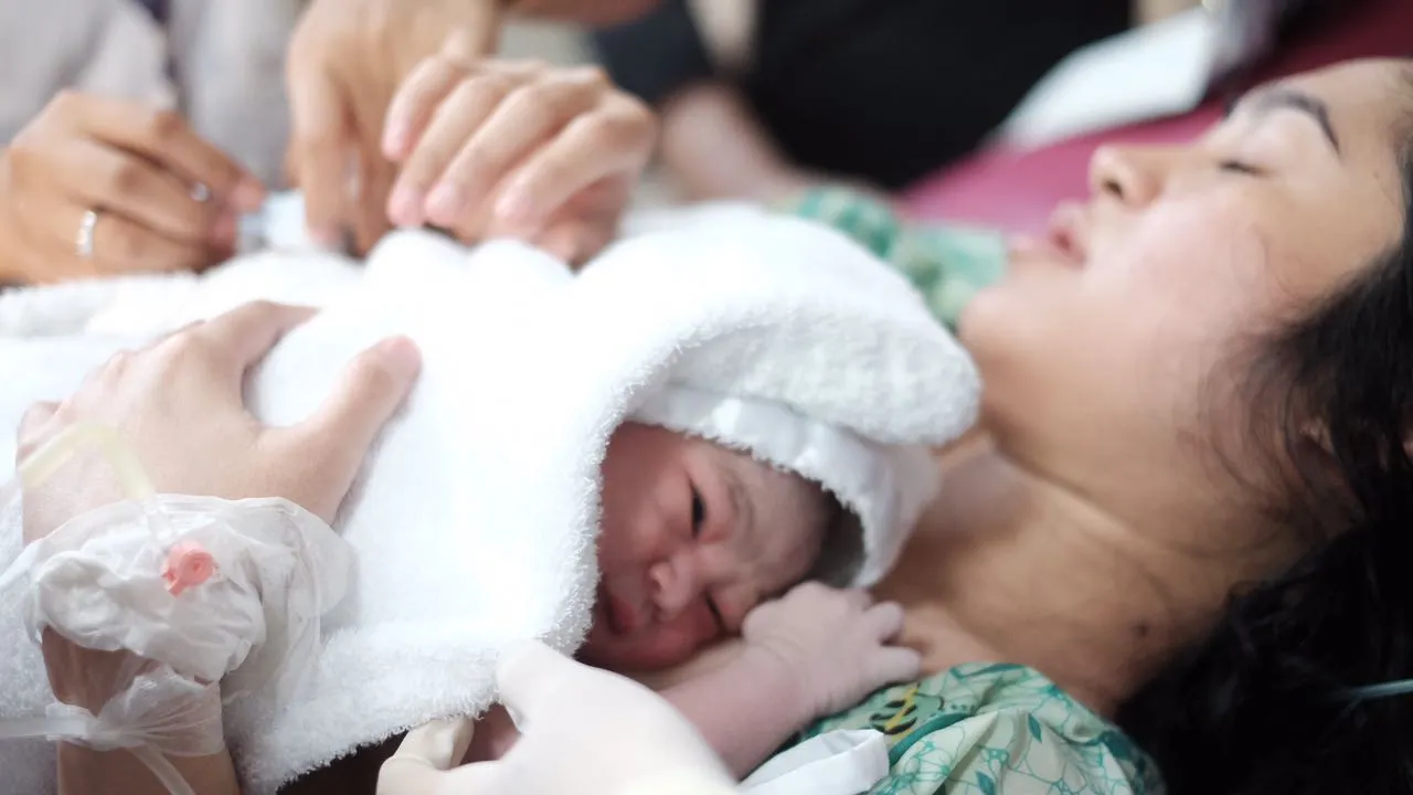 Istri Kunto Aji bersama anak pertama mereka © Whistle Media Indonesia