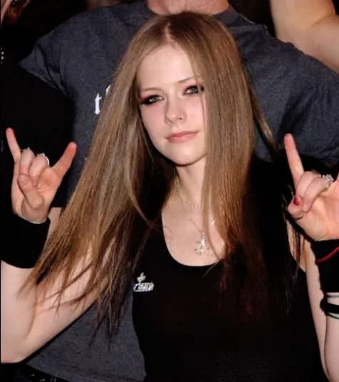 Avril with metal symbol @foto: izismile.com