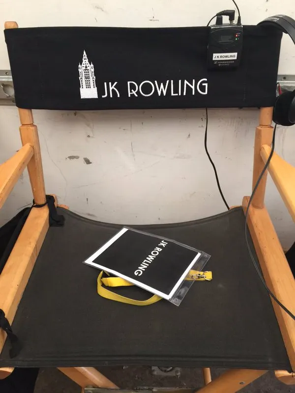 Kursi untuk JK Rowling di lokasi syuting FANTASTIC BEASTS © twitter.com/jk_rowling