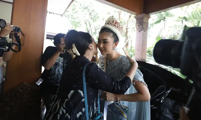 Kedatangannya disambut oleh Ibu Putri Kus Wisnu Wardani selaku Ketua Dewan Pembina Yayasan Puteri Indonesia. © KapanLagi.com/Budy Santoso