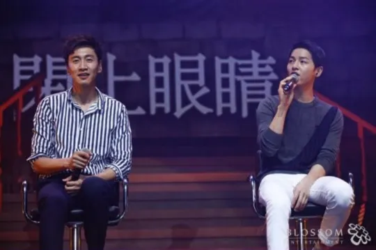Lee Kwang Soo jadi bintang tamu di fan meeting Song Joong Ki. ©soompi.com
