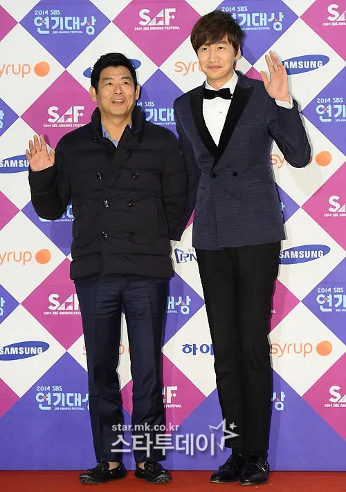 Son Dong Il dan Lee Kwang Soo saat berpose di red carpet SBS Drama Awards. @dramafever.com