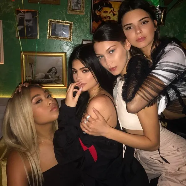 Seru! Nongkrong cantik kebersamaan Kendal dan Kylie Jenner bareng Bella hadid. /©instagram.com/kyliejenner