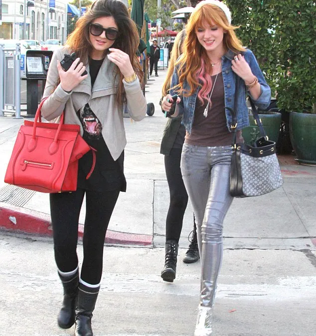 Bella dulu dekat dengan Kylie & Kendall Jenner © via dialymail.co.uk