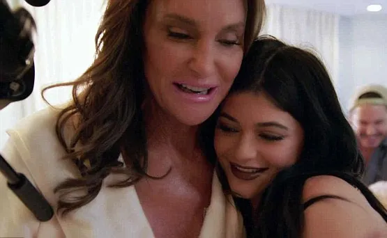 Caitlyn dan Kylie Jenner bertemu untuk pertama kalinya © E! Online