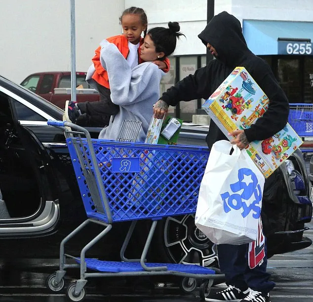 Kylie layaknya seorang ibu bagi King Cairo © dailymail.co.uk