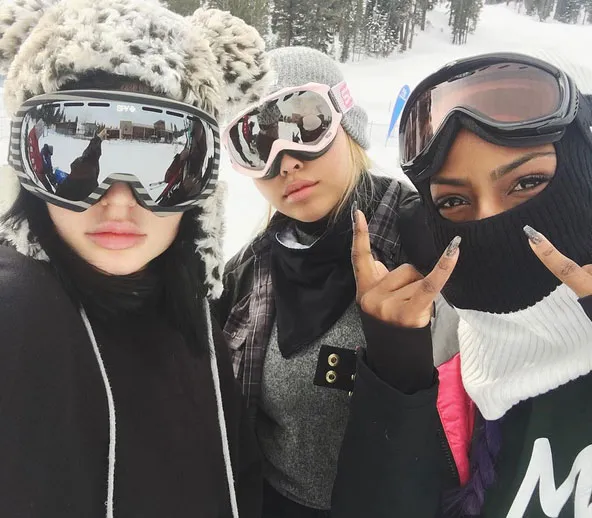 Kylie Jenner bermain ski © Instagram.com/kylejenner