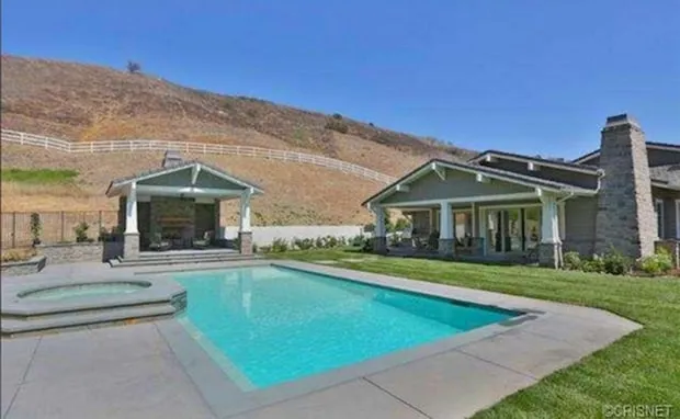 Eksterior rumah Kylie Jenner via US Weekly
