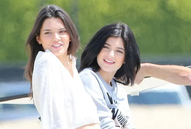 Kylie Jenner terlihat sangat mengagumkan dengan make up tipis © dailymail.com