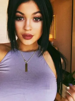 Kylie Jenner dikabarkan memiliki tindik di dadanya © Instagram