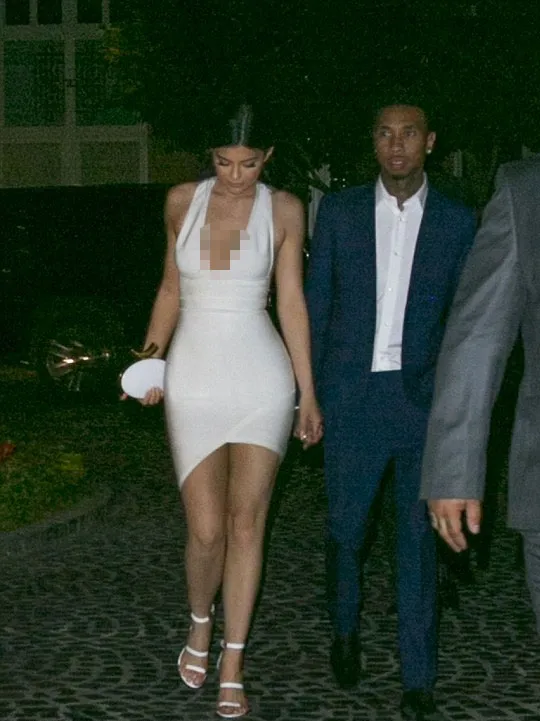 Kylie Jenner dan Tyga tertangkap kamera bergandengan tangan © Daily Mail/Splashnews.com