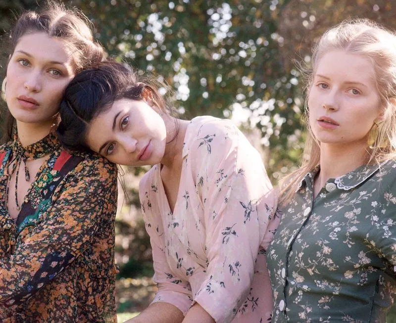 Kylie Jenner jalani pemotretan dengan Bella Hadid & Lottie Moss © Vogue.com