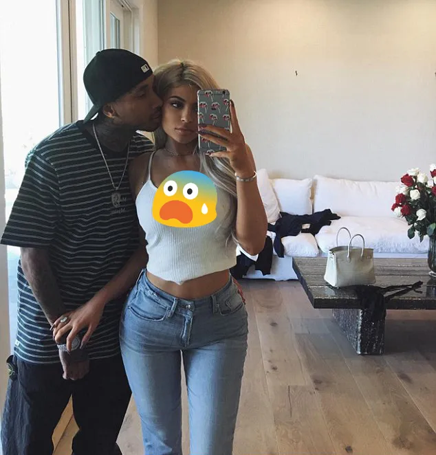 Kylie berpose bersama Tyga yang sedang mencium pipinya Š instagram.com/kyliejenner