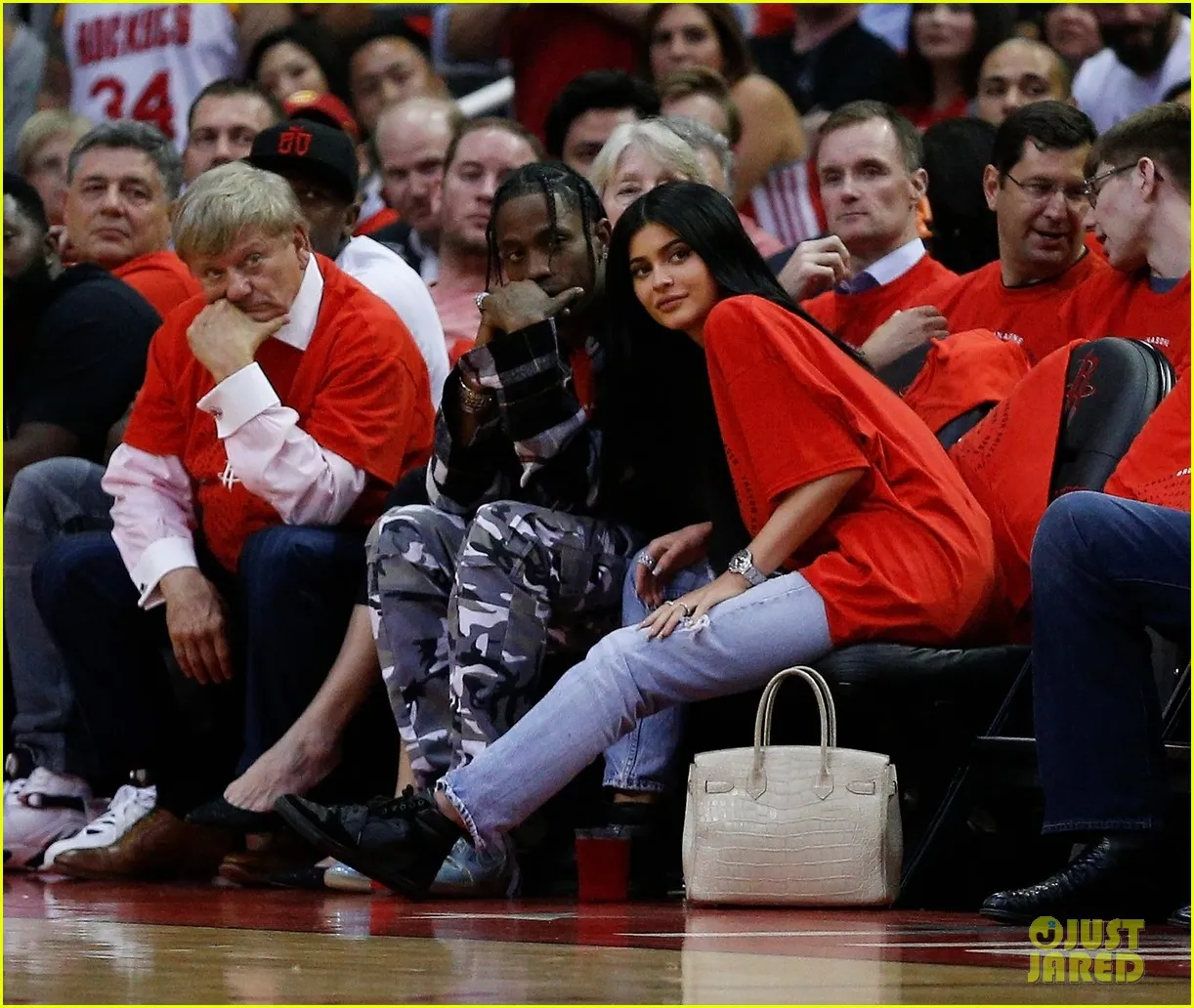 Kylie Jenner dan Travis Scott nonton basket bareng © Just Jared