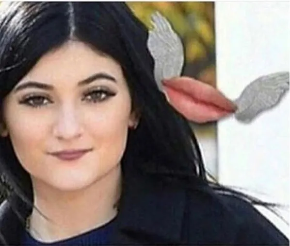 Penampilan Kylie Jenner dengan bibir mungil tipis naturalnya. © Instagram/kyliejenner