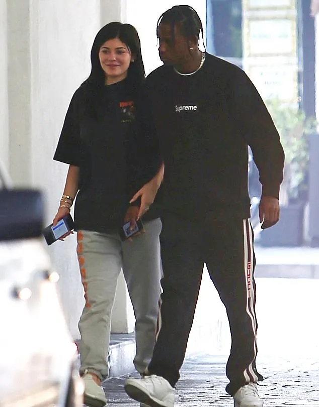 Kylie dikabarkan tak mau menikah dengan Travis dalam waktu dekat © Spalshnews.com via dailymail.co.uk