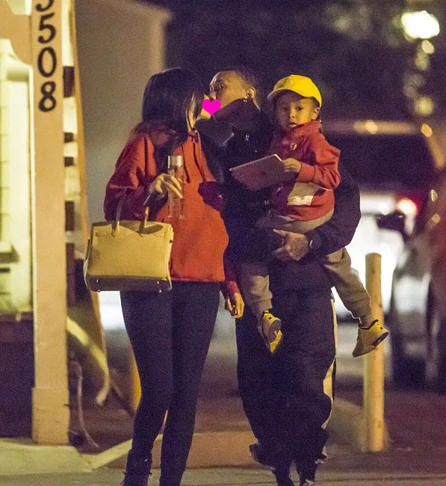 Kylie dan Tyga tertangkap kamera ciuman © Dailymail.co.uk