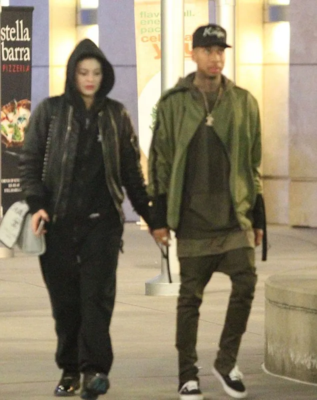 Kylie Jenner dan Tyga tertangakap kamera kencan bareng © Etonline.com