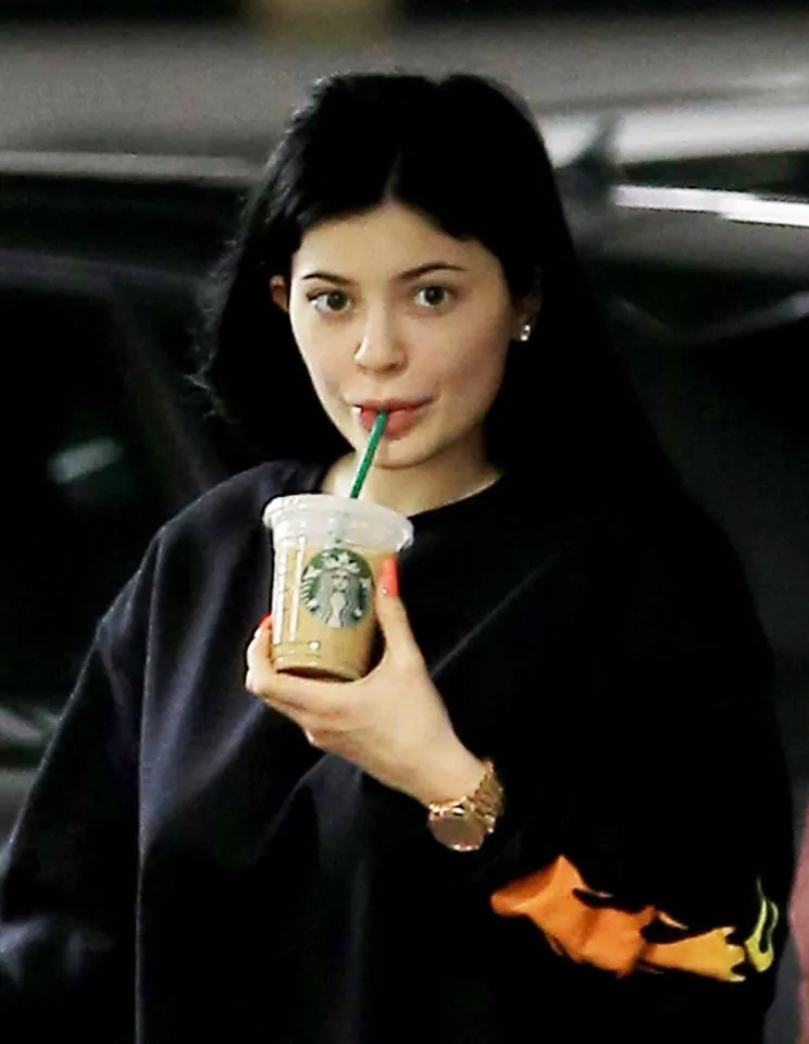 Kylie Jenner makin cantik dan flawless tanpa makeup © thesun.co.uk