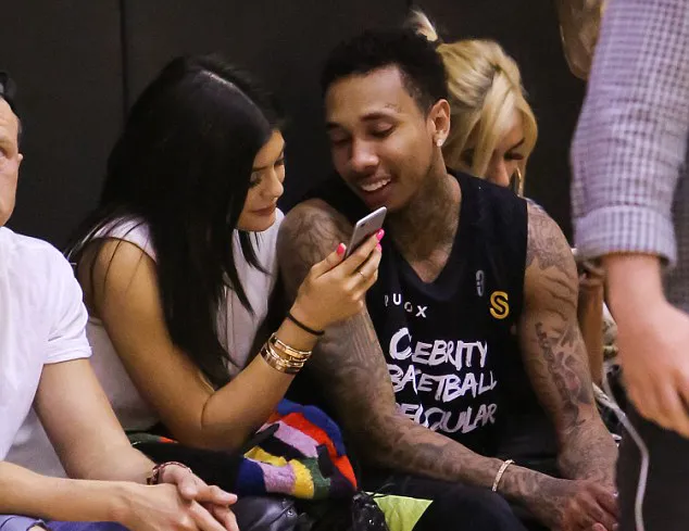 Kylie dan Tyga terlihat sangat mesra @ dailymail.co.uk