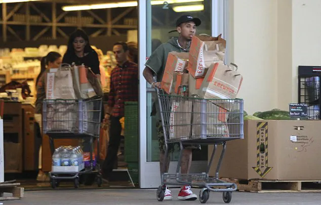 Kylie dan Tyga belanja bareng @ dailymail.co.uk