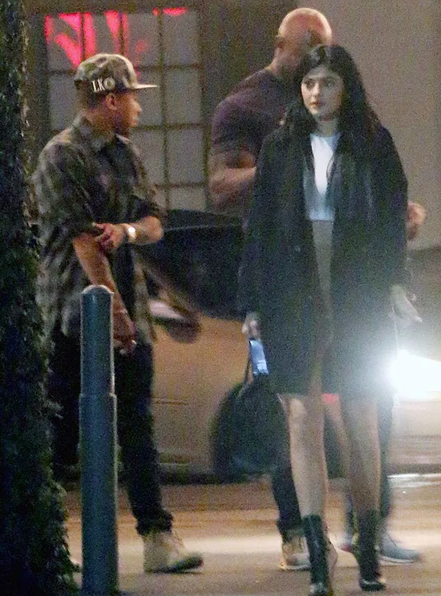 Kylie dan pria misterius @ dailymail.co.uk