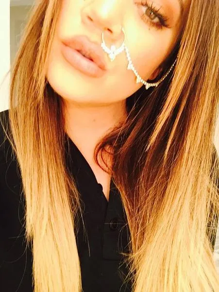 Selfie seksi ala Khloe, pamer bibir seksi @ instagram.com/khloekardashian