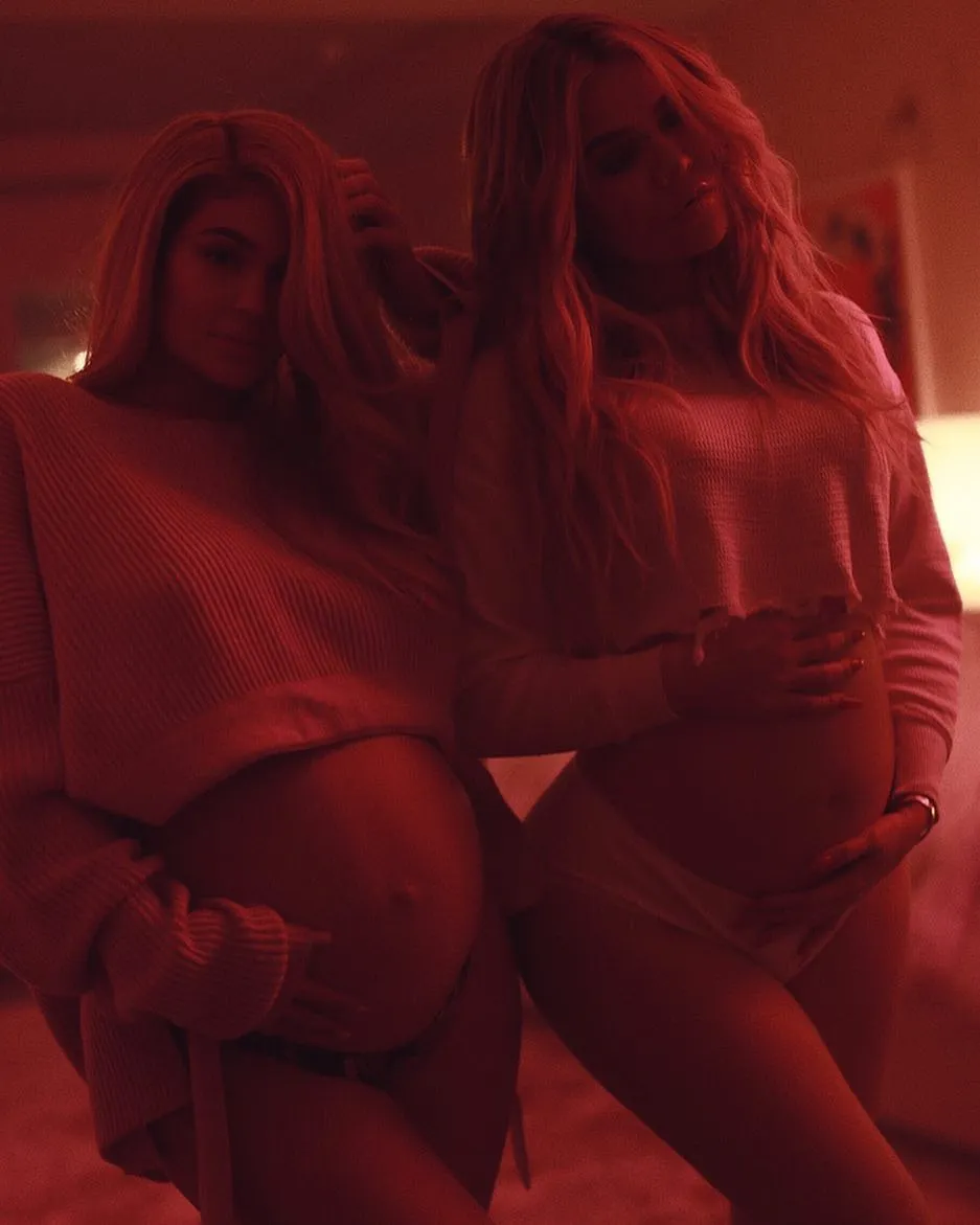 Kylie dan Khloe sempat photoshoot bareng © instagram.com/khloekardashian