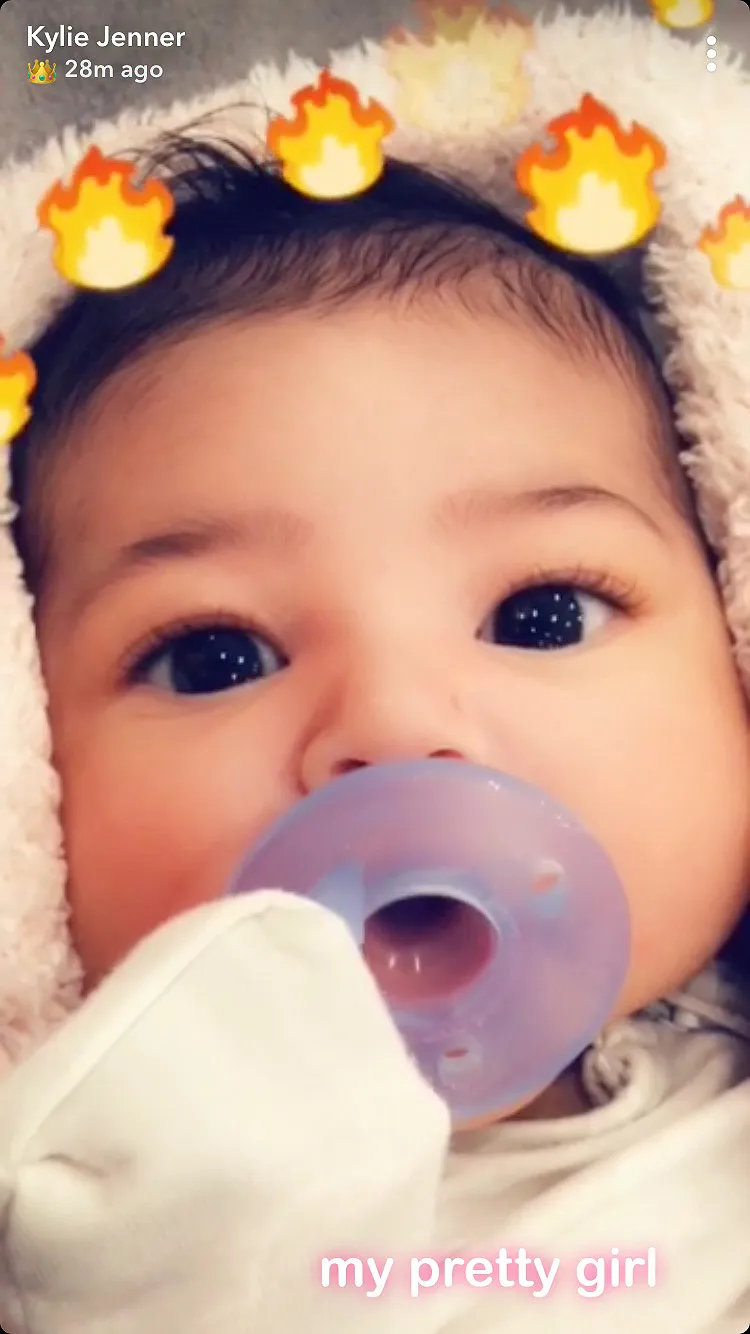 Foto perdana yang memperlihatkan wajah baby Stormi © Kylie's Snapchat