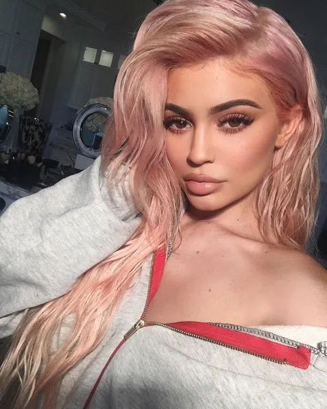 Rambut rose gold Kylie Jenner © instagram.com/kyliejenner