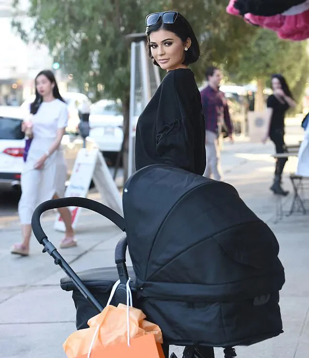 Patung lilin Kylie dipamerkan di kawasan West Hollywood © dailymail.co.uk