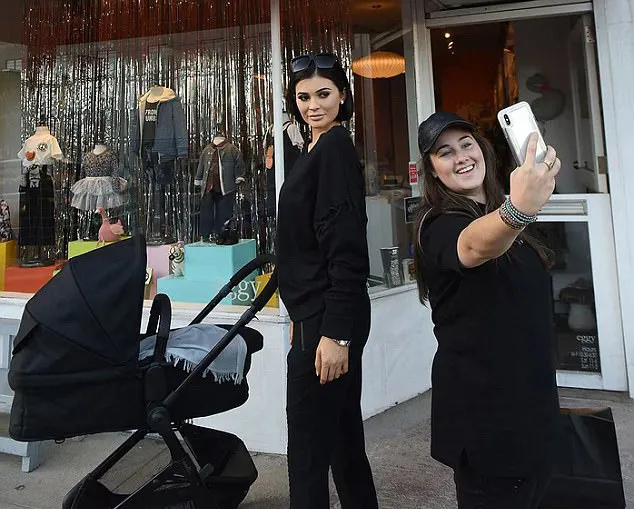 Orang yang lalu-lalang pun menyempatkan diri untuk berpose selfie © dailymail.co.uk