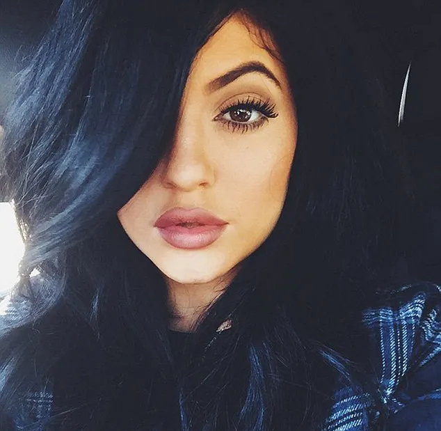 Kylie dengan bibir sensualnya yang melegenda @ instagram.com/kyliejenner