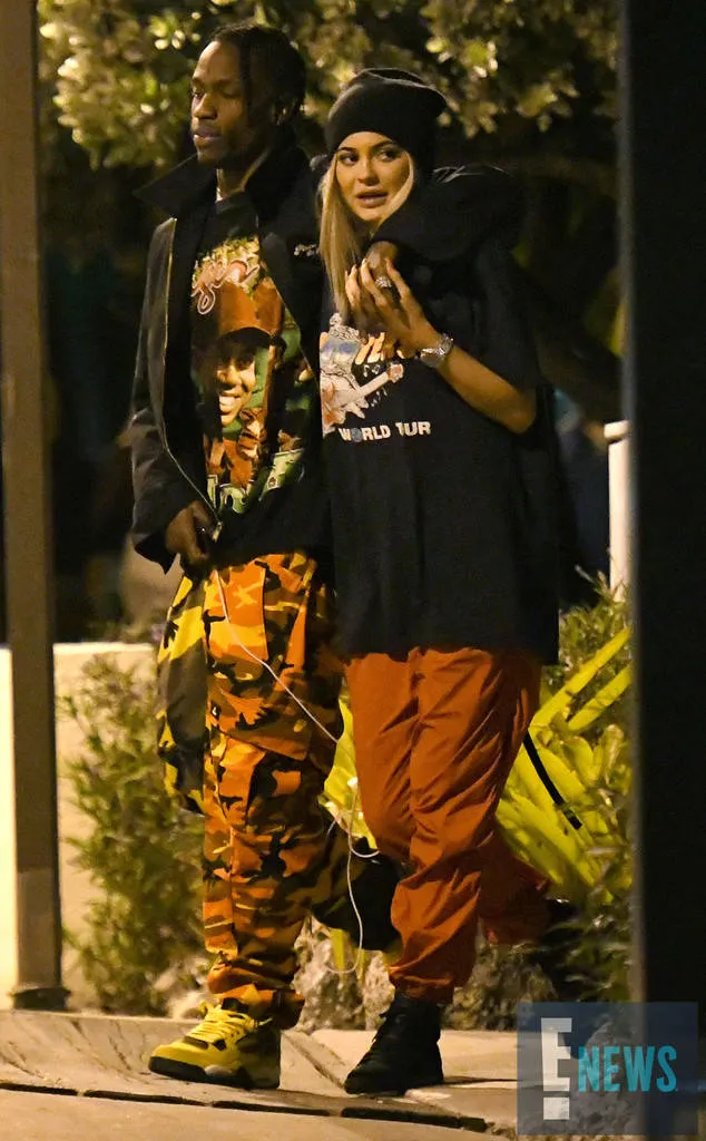 Kylie dan Travis makin mesra © eonline.com